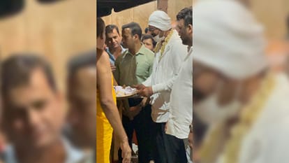 Salaar team visited Kateel Durgaparameshwari temple for blessings with prabhas Prashanth neel Vijay KIragandur