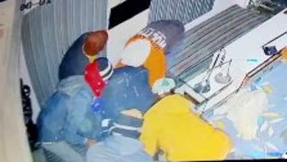 thieves entered house and stole items including cash and jewellery When family members went to wedding in Agra