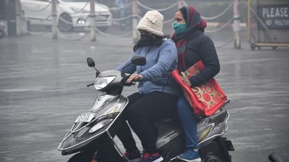 Varanasi Weather: काशी में मौसम ने लिया करवट, झमाझम बारिश के बाद बढ़ी ठंड; तेज हवा के साथ हो रही बरसात Varanasi weather news forecast today cold increase due to rain in Kashi