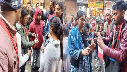 Devotees have been banned from using mobile phones in Dwarkadhish temple of Vrindavan