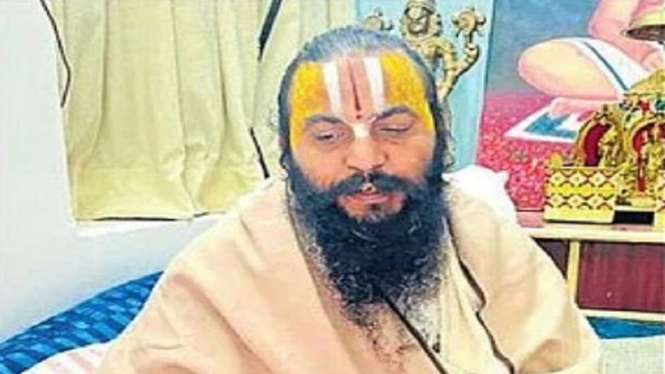 Ayodhya Ram Mandir : Techno-friendly saint...laptop in front