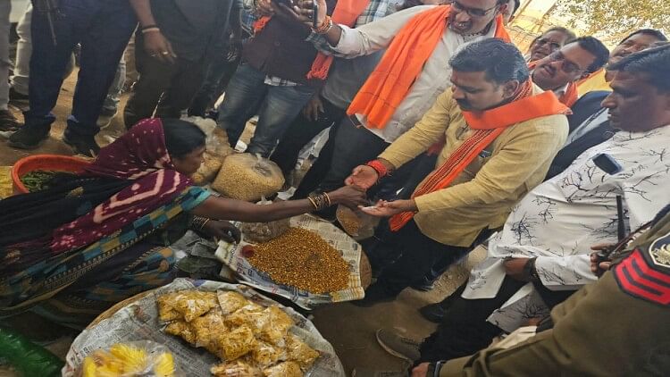 Deputy CM Vijay Sharma bought laddus from an elderly woman and distributed it among the people in Kabirdham