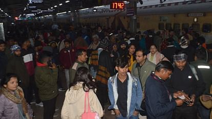Agra: कोहरे से बिगड़ा ट्रेनों का संचालन, प्रतीक्षालय में जगह नहीं; सर्दी में स्टेशनों पर कांप रहे यात्री Fog impairs operation of trains in Agra Passengers are shivering at stations in winter