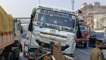 truck lost control broke railing and climbed on divider causing long traffic jam In Agra
