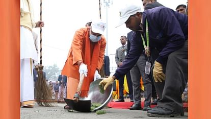 CM Yogi Adityanath starts cleanliness campaign in Ayodhya.