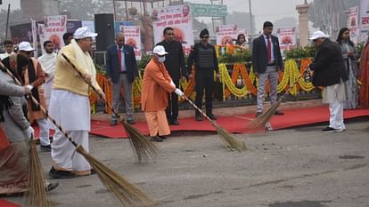 CM Yogi Adityanath starts cleanliness campaign in Ayodhya.