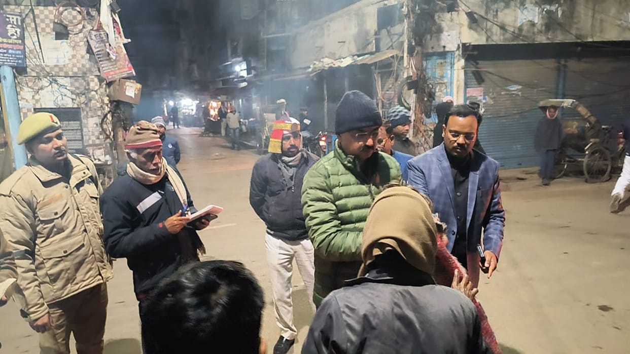 Azamgarh DM Vishal Bhardwaj inspected hospital and city and distributed blankets in cold weather