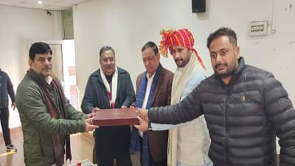 भारतीय कुश्ती संघ के कोषाध्यक्ष सतपाल देशवाल आब्जर्वर का स्वागत करते राकेश कोच व अन्य।