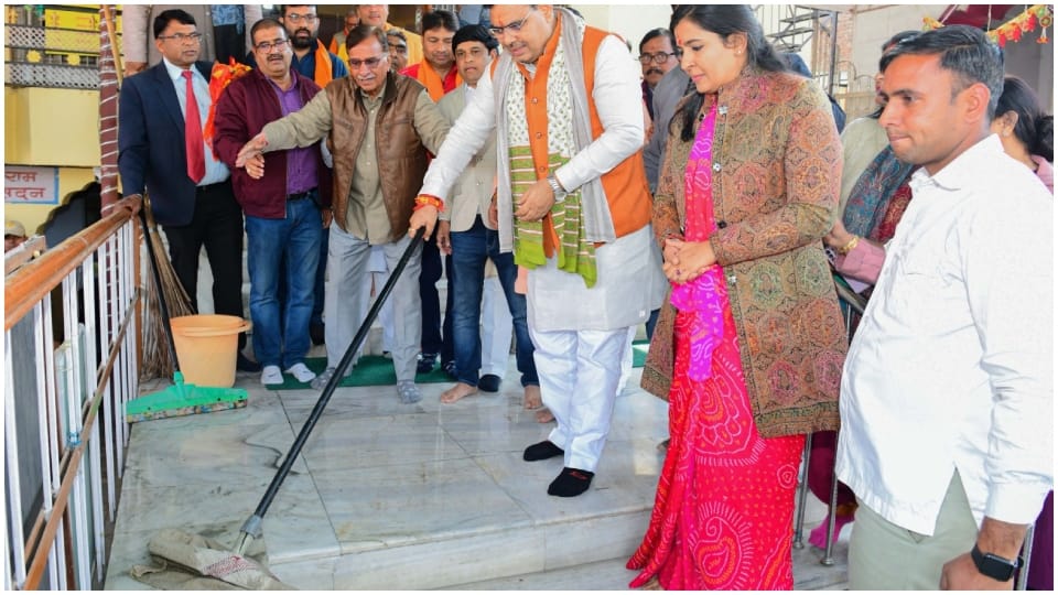 CM Bhajanlal Sharma cleaned Hans Vihar temple of Jaipur message of cleanliness