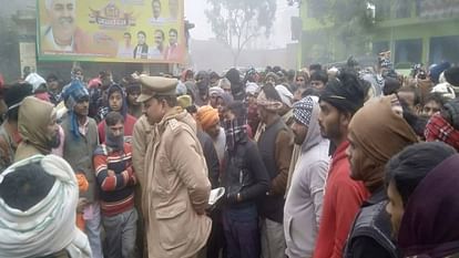 Villagers blocked road by placing dead body outside police station who angry with police action in Etah