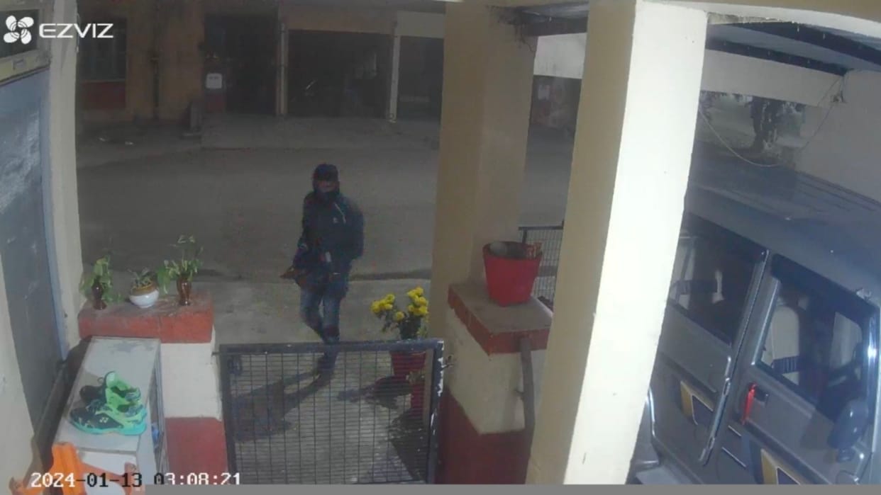 19 lakh rupees stolen along with jewelery from IFFCO officer's house