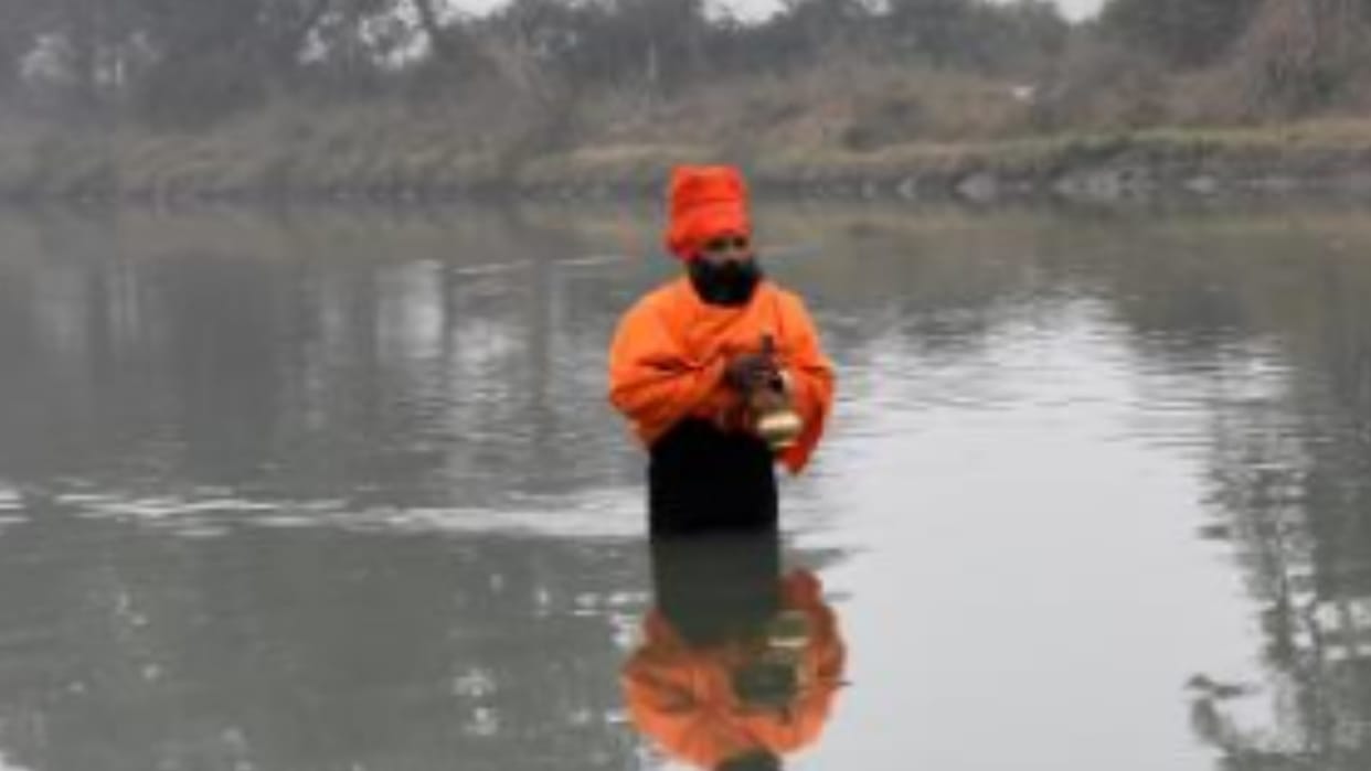 Saharanpur: Mahant Mangalnath performed penance by water in the river in severe cold for Ram Mandir