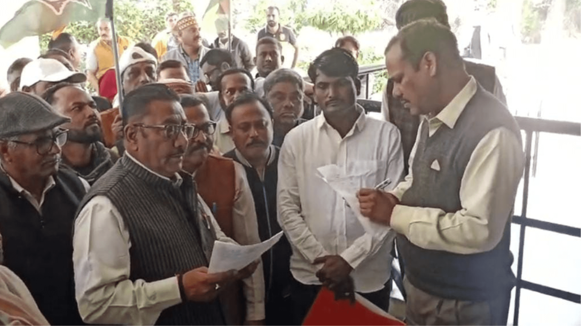 ज्ञापन सौंपते कांग्रेस कार्यकर्ता