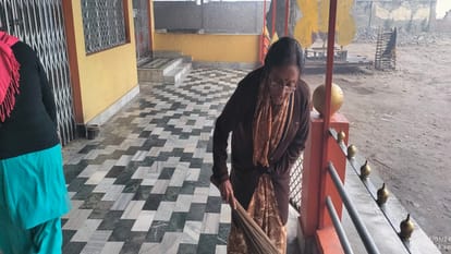 Cleaning started in temples on PM Modi's call, MP and Commissioner used brooms