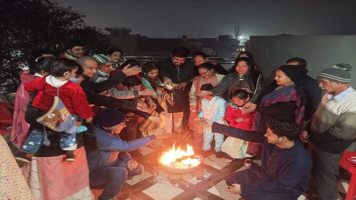 Lohri festival celebrated with pomp in Jhajjar, rewari and peanuts were widely distributed