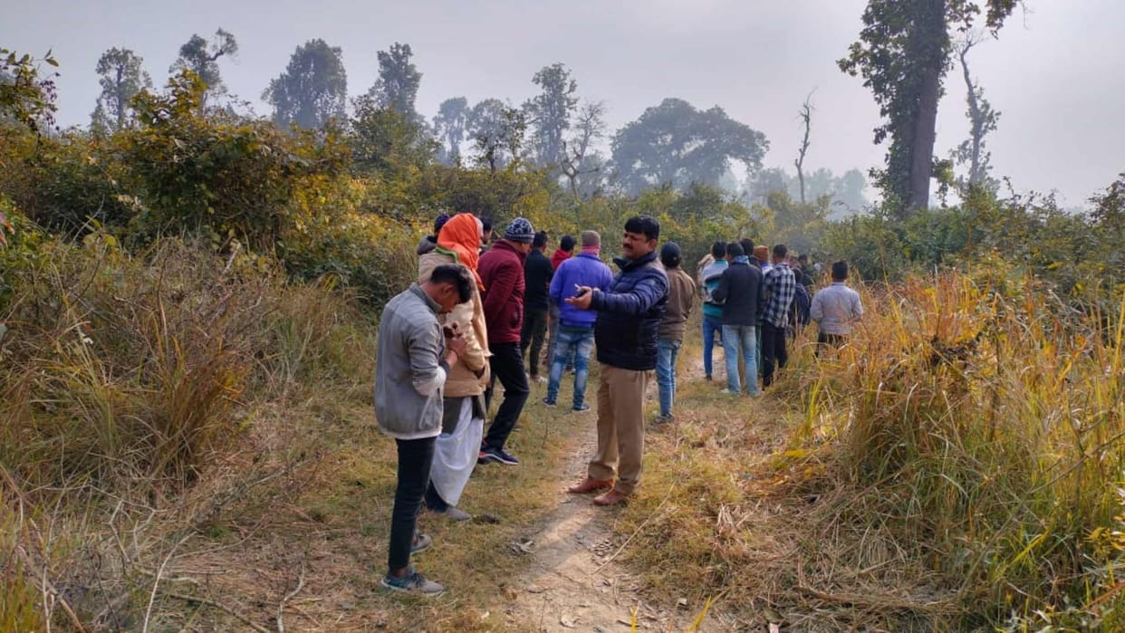 Dead body of an old man found hanging from a tree in Maharajganj