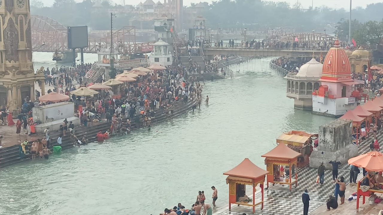 Makar Sankranti Snan 2024 Dev Doli and devotees took bath Bhagirath Uttarkashi Haridwar Har Ki Pauri