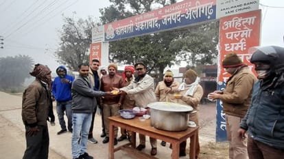 मकर संक्रांति पर अकराबाद थाना प्रभारी खिचड़ी वितरण करते हुए