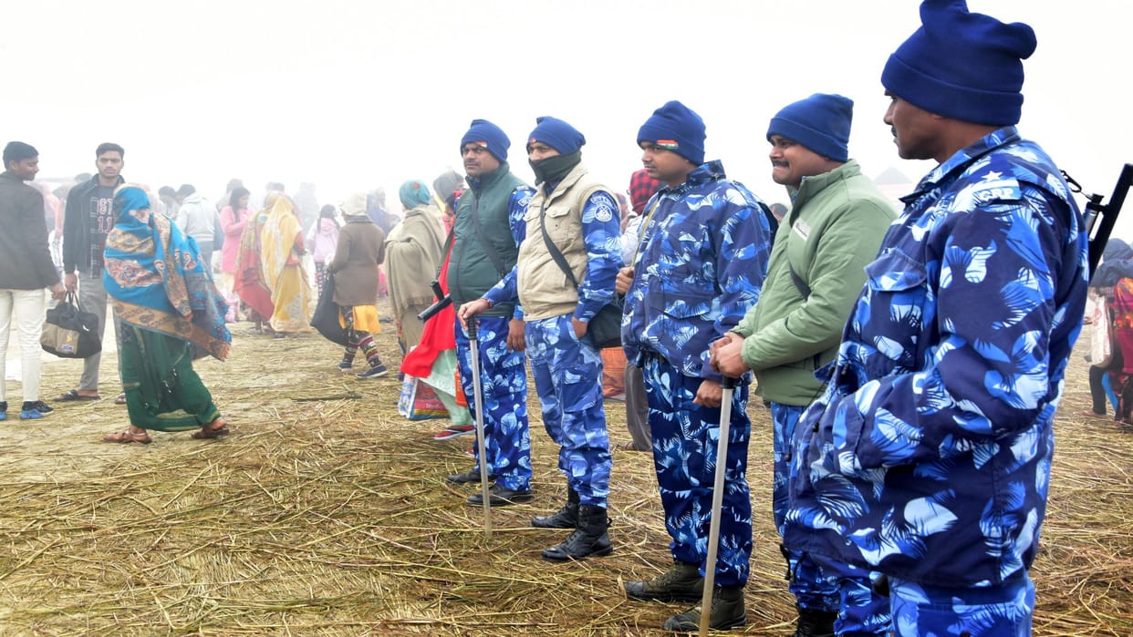 Prayagraj Magh Mela: Paramilitary guard along with police in Magh Mela, blockade at every nook and corner