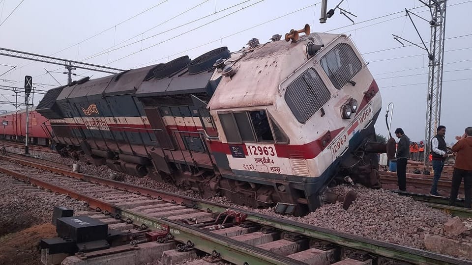 मालगाड़ी का इंजन हुआ डीरेल