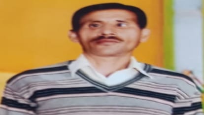 Aligarh News: मैक्स ने बाइक में मारी टक्कर, खाद लेकर लौट रहे युवक की मौत Young man dies due to collision with Max bike