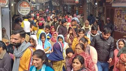 Mathura: आराध्य बांकेबिहारी के दर्शन के लिए वृंदावन में उमड़ा श्रद्धालुओं का सैलाब,