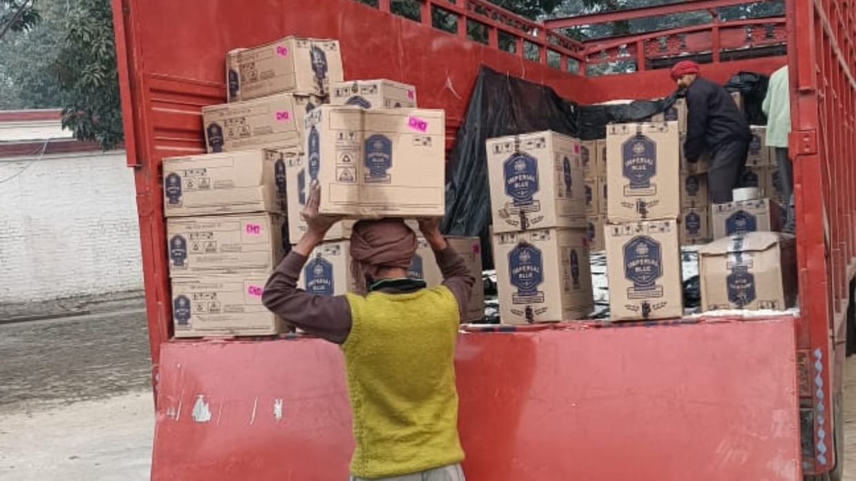 liquor hidden in lye sacks caught in DCM during going to Bihar at Mau