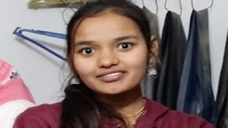 Moradabad: Canter crushed a student riding a bicycle, she died due to her head coming under the wheel.