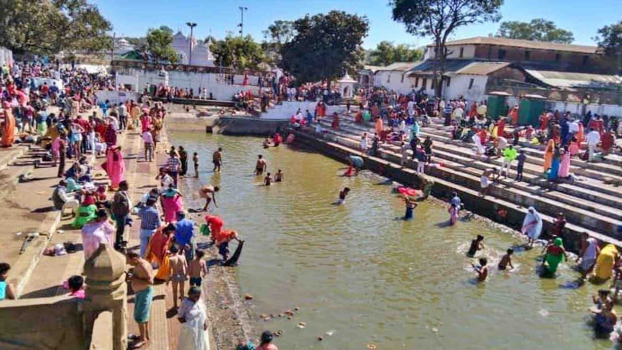 Devotees took bath in Narmada on Makar Sankranti in Anuppur.