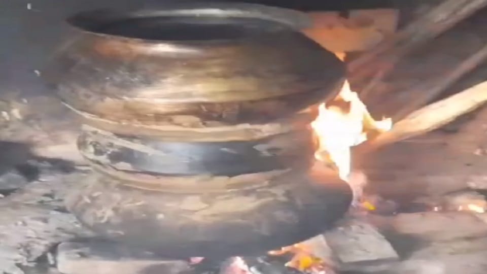Police raided and recovered a large quantity of illicit liquor destroyed the lahan in Korba