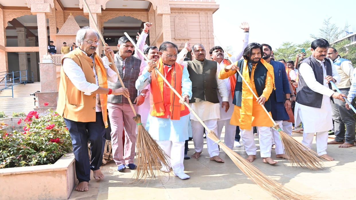Chhattisgarh: CM Say planted broom in Ram temple and offered prayers, minister Brijmohan present