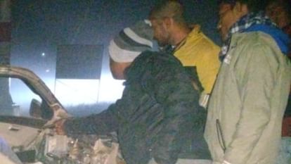 शाहजहांपुर में भीषण हादसा: अज्ञात वाहन की टक्कर से महिला समेत तीन की मौत, काफी देर तक कार में फंसे रहे शव three person dies in car accident in shahjahanpur