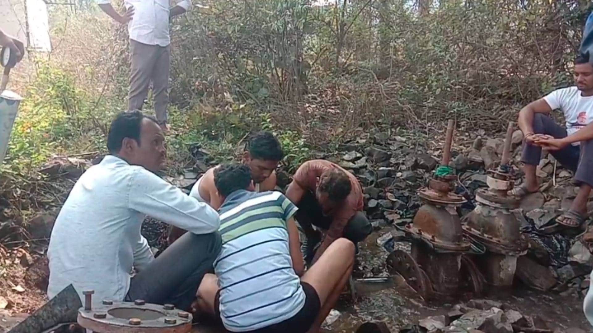 सिवनी में नल जल योजना की सप्लाई शुरू करते कर्मी।