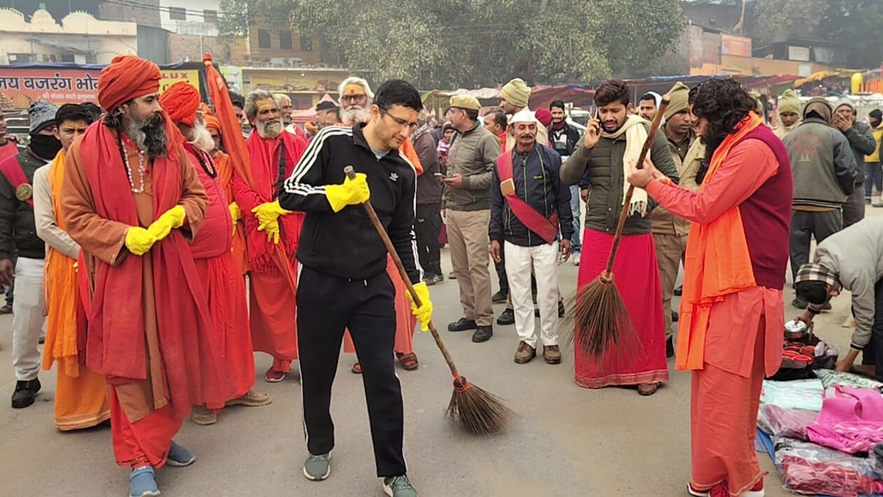 Cleaning started in temples on PM Modi's call, MP and Commissioner used brooms