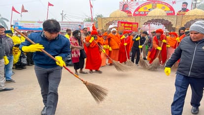 Cleaning started in temples on PM Modi's call, MP and Commissioner used brooms