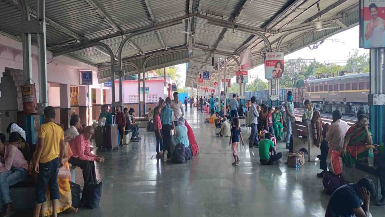 Passengers will get the facility of footbridge and escalator at Damoh railway station.