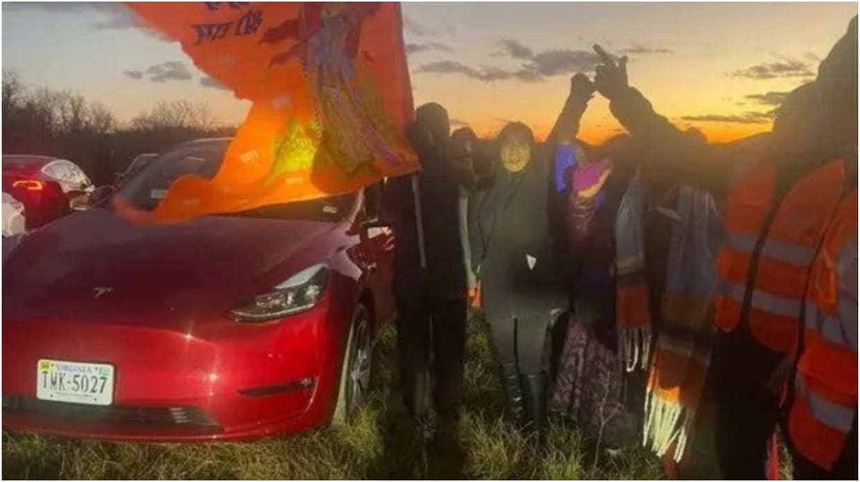 US News: Cars Parked Strategically in Lord Ram Formation Hold Dazzling Light Show Ayodhya Ram Temple