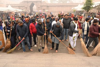 DM and Commissioner launched cleanliness campaign in Varanasi on occasion of inauguration of Ram Temple