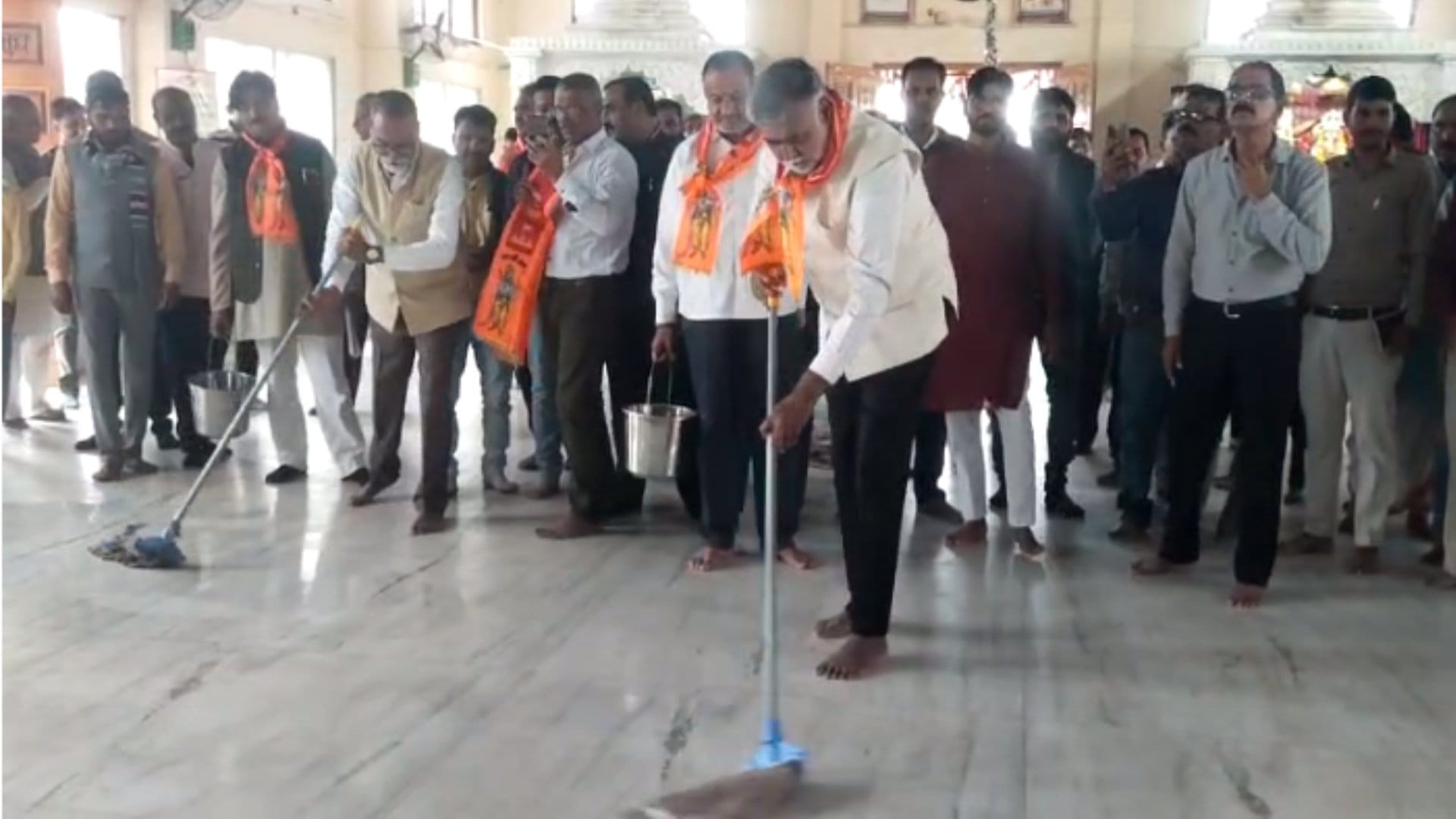विदिशा में प्रहलाद पटेल ने मंदिर में झाडू लगाई