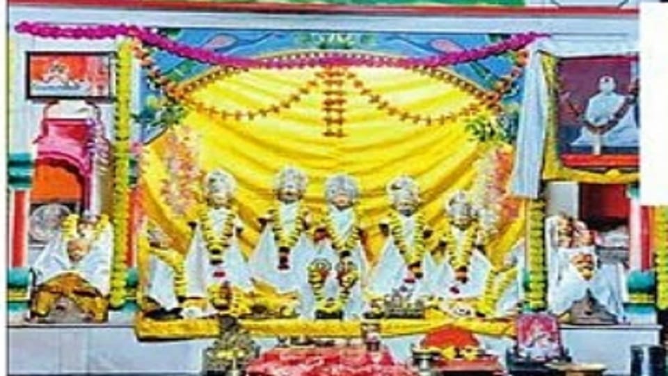 200 year old Guru Sadan Bihari Temple, Shri Ram's eyes remain bent in the Guru Ghar.