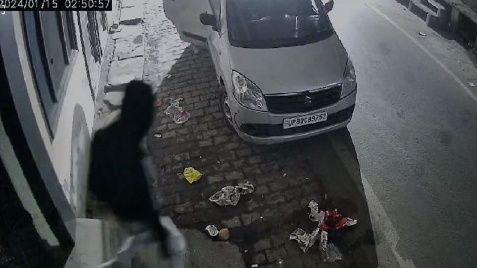 Thief Came in stolen car and took away jewelery and cash worth seven lakhs caught in CCTV