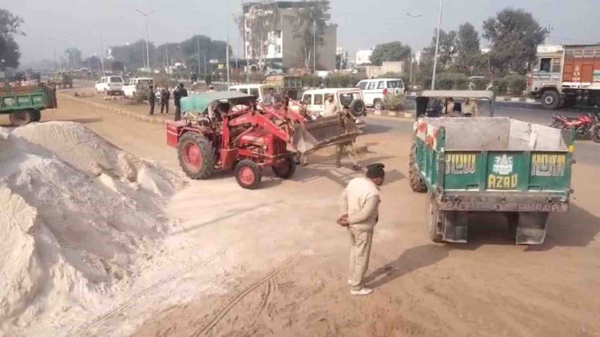 अवैध खनन पर कार्रवाई करती टीम।