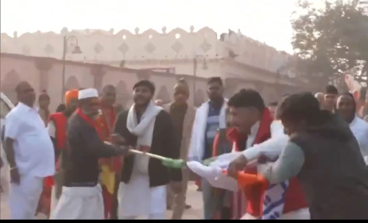 Ayodhya: Uproar while visiting Congress leaders in Ram temple