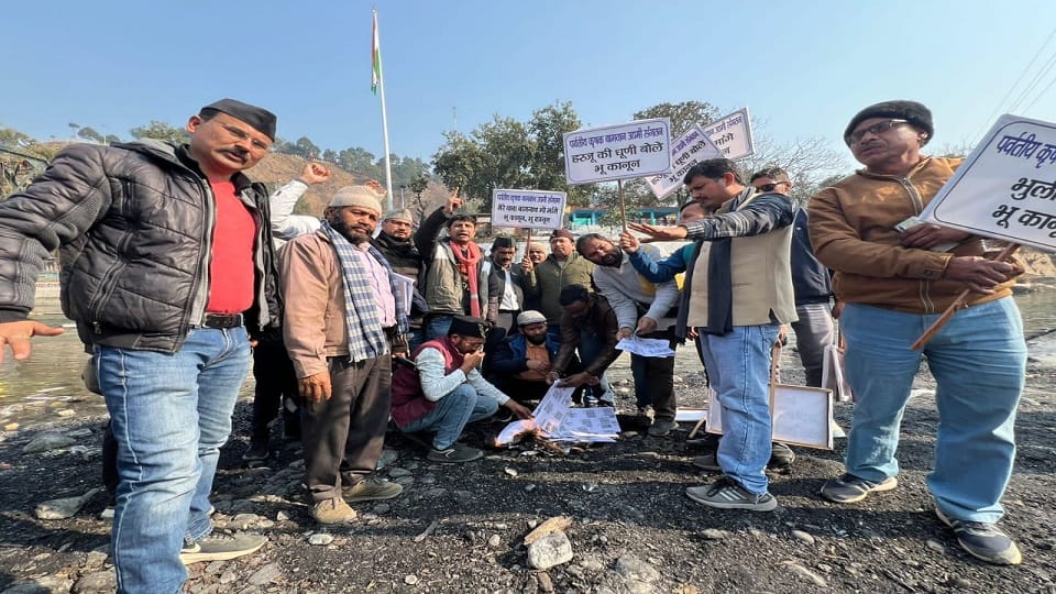 Protest against notification of land law by burning pyre in bageshwar