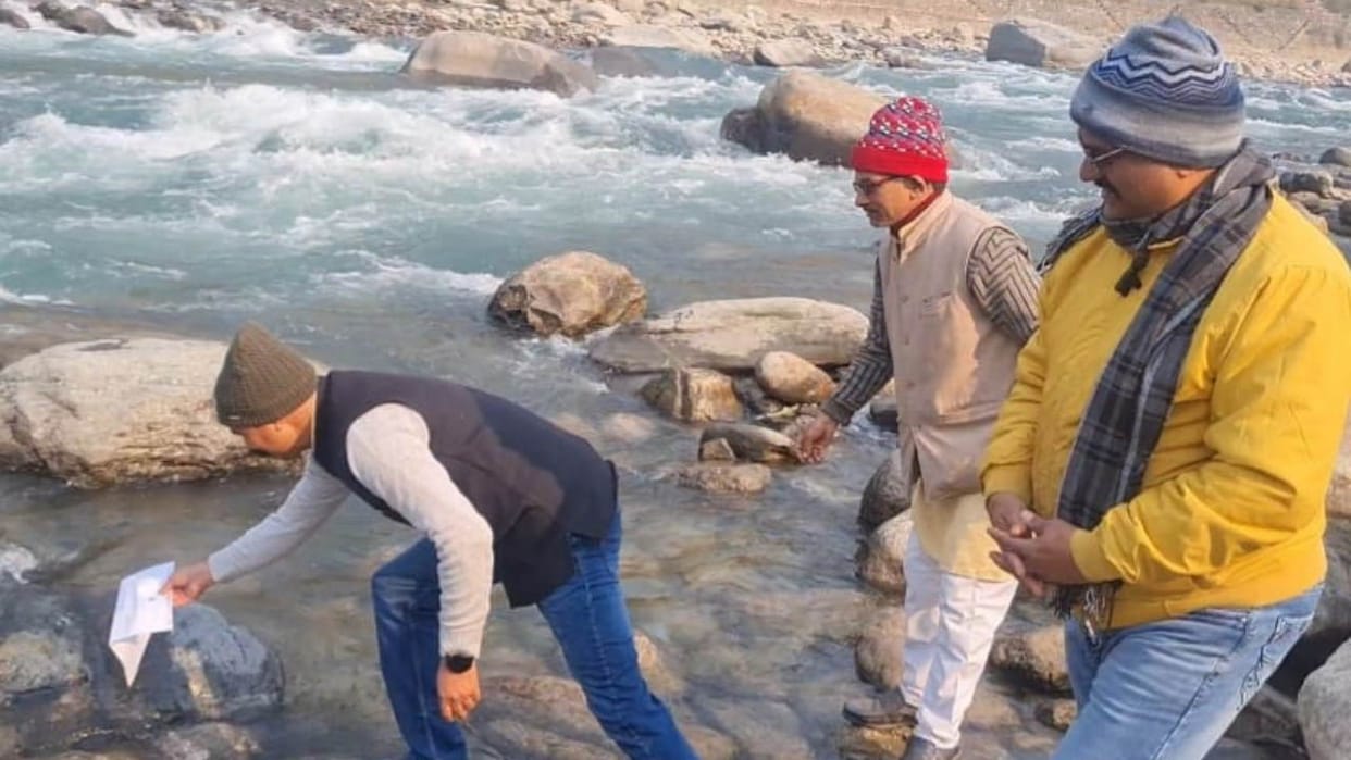 Land law and permanent residence battle: people thrown domicile Copies into river Uttarakhand News in Hindi