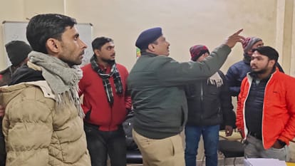 Bihar Crime: हथियार के दम पर फाइनेंस कंपनी में लूट, ग्राहक बन ऑफिस में घुसे थे लुटेरे, एक को दौड़ाकर पकड़ा Bihar Crime Robbery in finance company at gunpoint