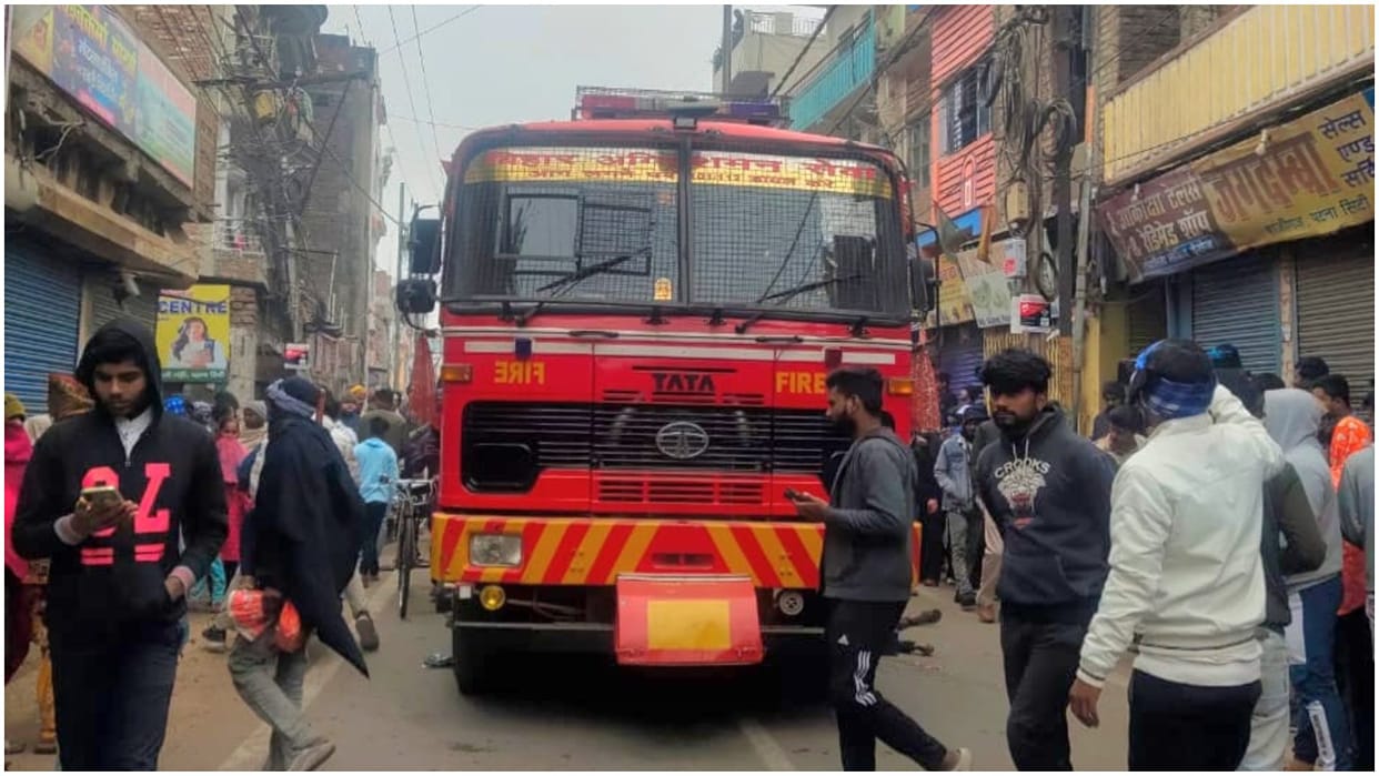 Bihar News : young man was crushed by a fire engine in Patna.Prakash Utsav festival.