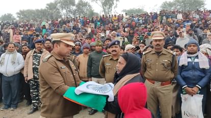 Siwan News Dead body of a soldier wrapped in tricolor reached home