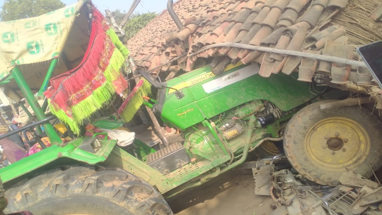 gaya news Uncontrolled tractor laden with sand entered the house woman died