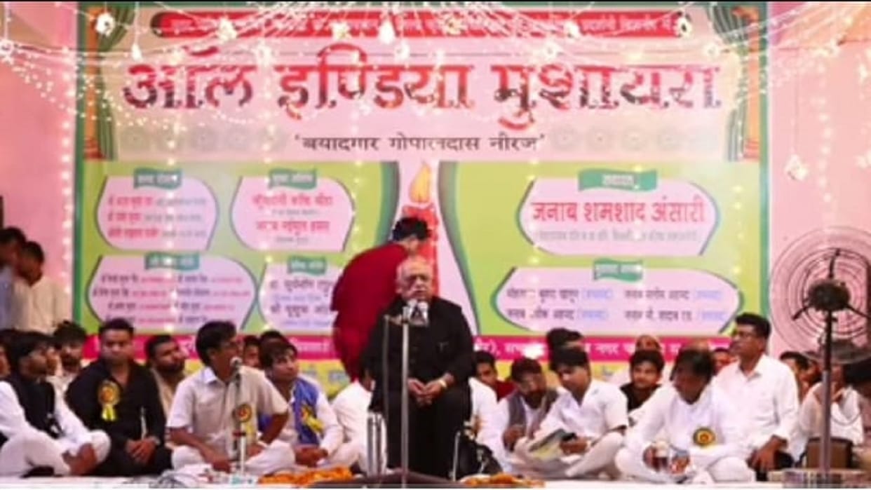 Famous poet Munawwar Rana had visited Bijnor many times and read memories related to him